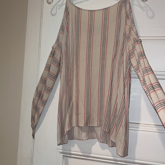 EVERLY cold shoulder printed blouse - Picture 3 of 5